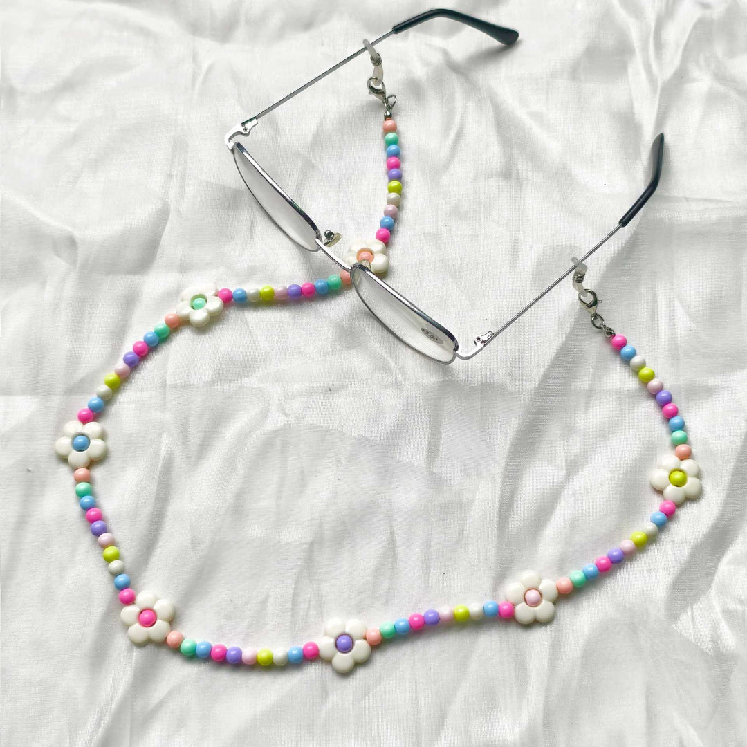 Verspielte Brillenhalterkette mit Blumenmotiven Karnz
