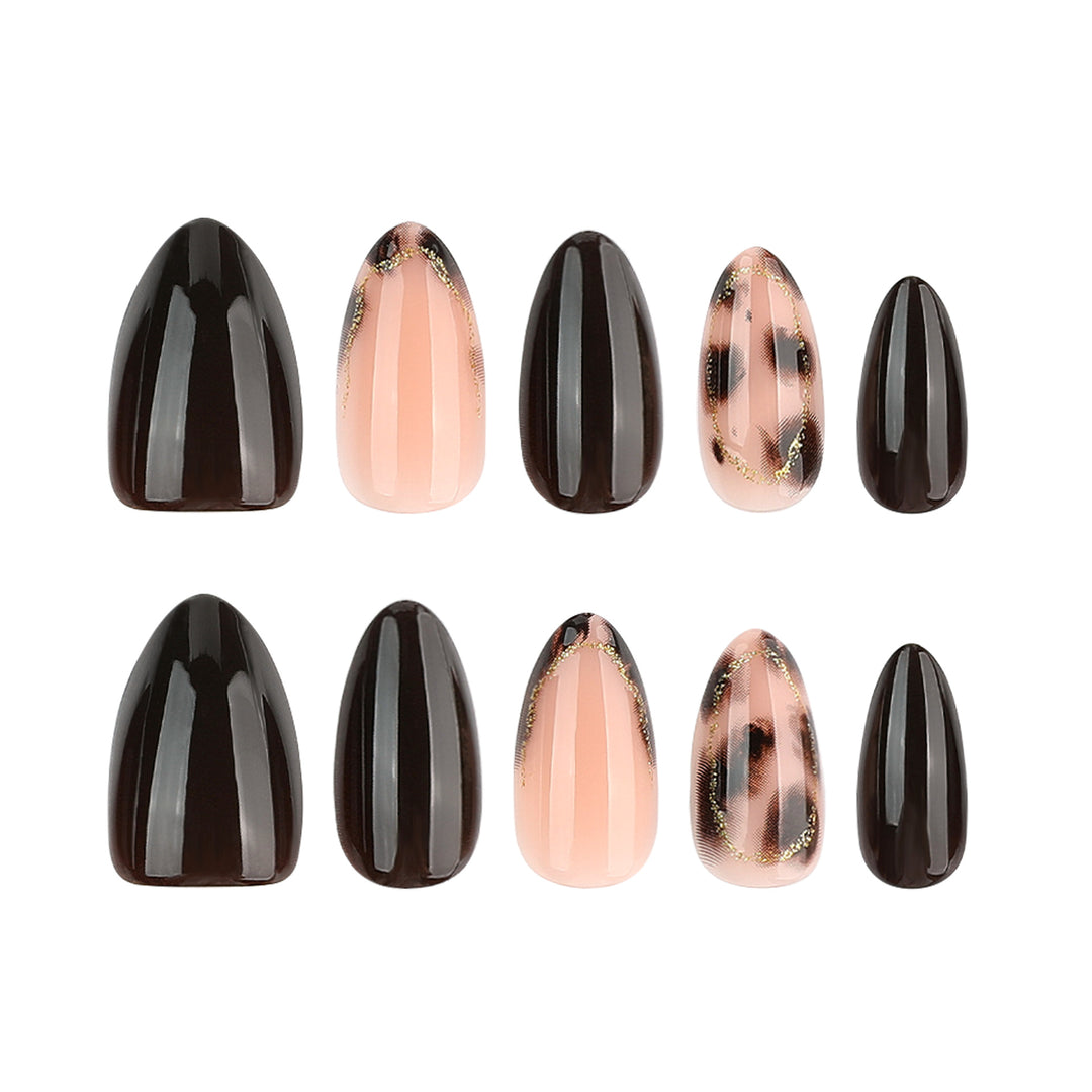 Künstliche Nagelkunst mit eleganten Akzenten Karnz