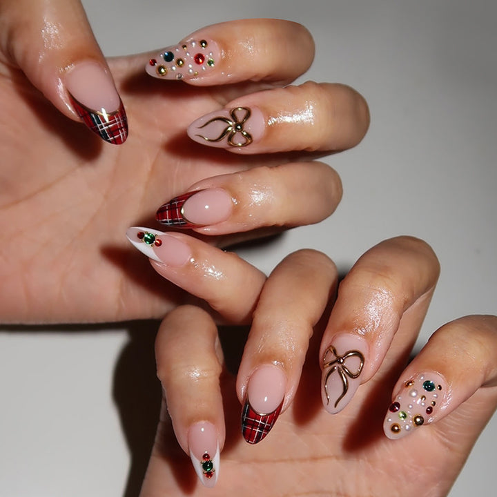 Kunstnagelset mit luxuriösen Verzierungen Karnz