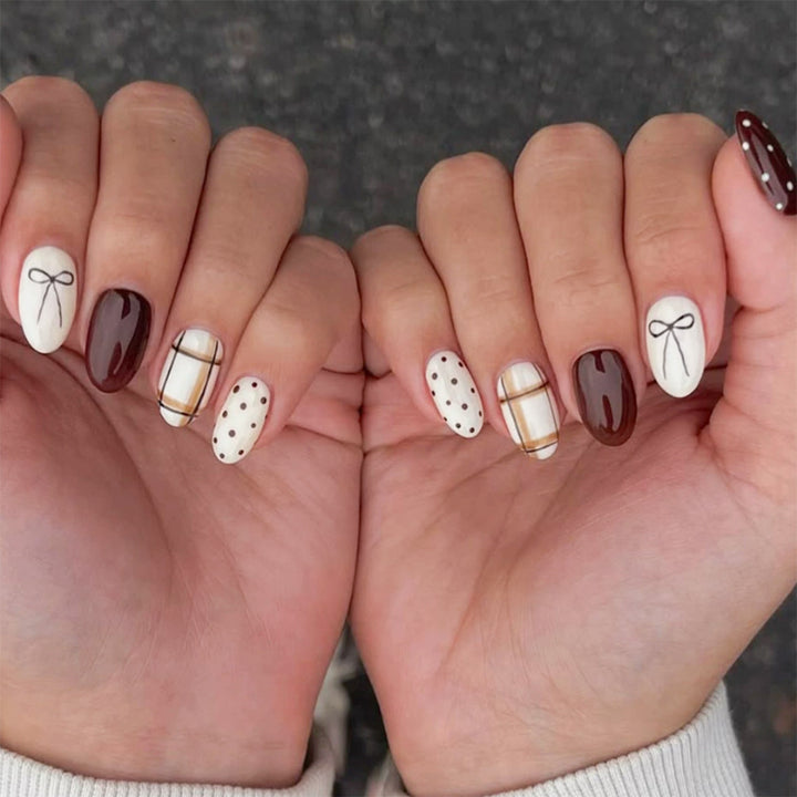 Dekoratives Press-On Nagelkunst-Set mit geometrischen Mustern