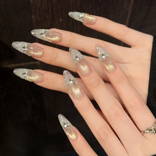 Elegantes Druck-Dauer-Nagelset mit funkelnden Akzenten