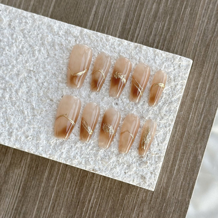 Luxuriöses Nagelkunstset mit goldenen Akzenten