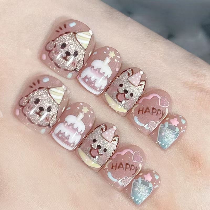 Künstlerisches Press-On-Nagelset mit floralen und glänzenden Akzenten Karnz