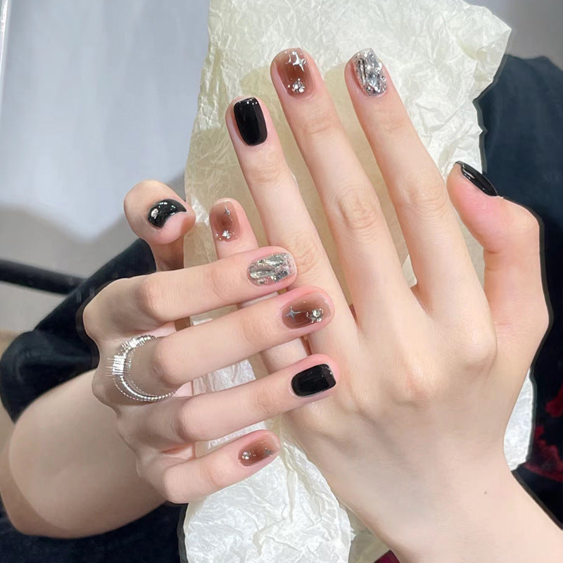 Künstlerisches Press-On-Nagelset mit glamourösen metallischen Akzenten Karnz