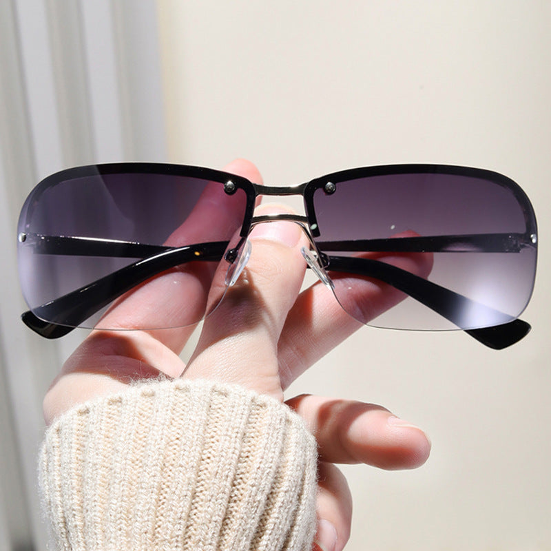 Damen Sonnenbrille mit großen, eleganten Gläsern und einem modernen Metallrahmen Karnz
