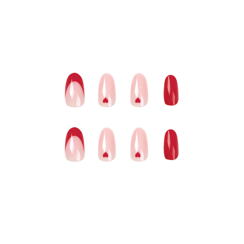 Elegante Nagelverlängerungen mit Herzdesign Karnz