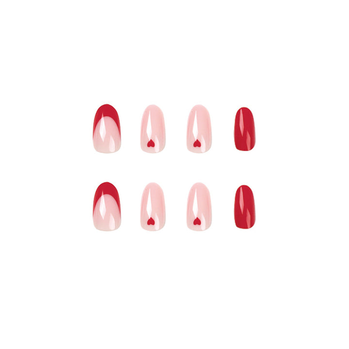 Elegante Nagelverlängerungen mit Herzdesign Karnz