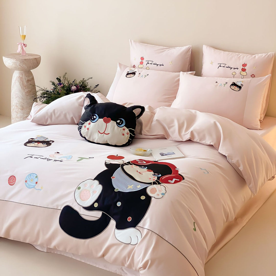 Bettwäsche-Set mit appliziertem Katzenmotiv und Kuschelkissen