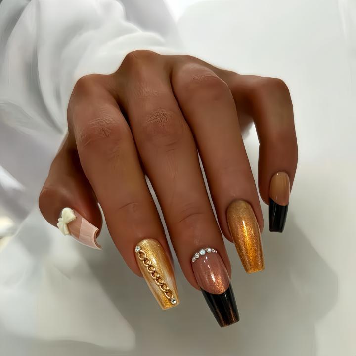Glamouröse Kunstnägel mit Glitzerndem Design und Eleganten Verzierungen Karnz