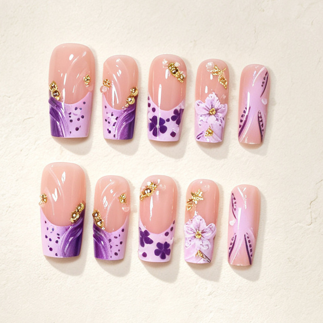 Künstlerisches Floral Press-On Nageldesign Karnz