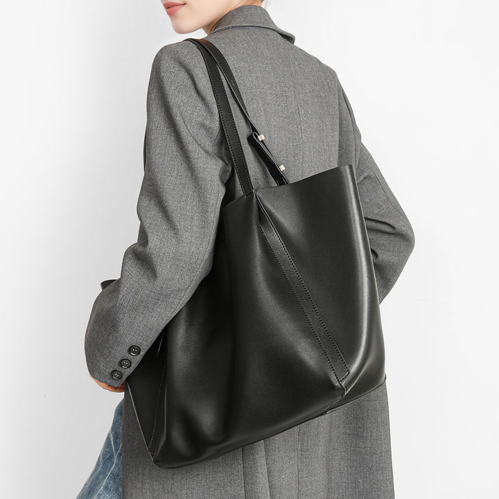 Skulptierte Slouch-Tasche mit verstellbaren, geschnallten Schulterträgern
