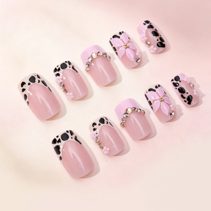 Kunstnagelset mit eleganten Blumen- und Spitzendesigns Karnz