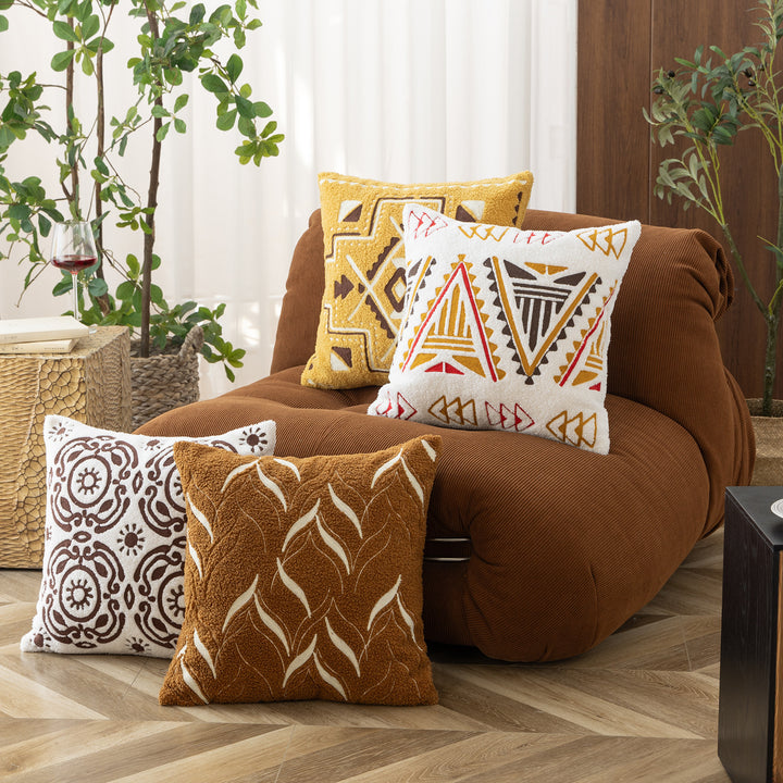 Besticktes Dekokissen im Boho‑Stil mit Bouclé‑Struktur und Füllkissen