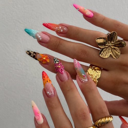 Kunstnagelset mit kreativen floralem Design und Glitzerelementen Karnz