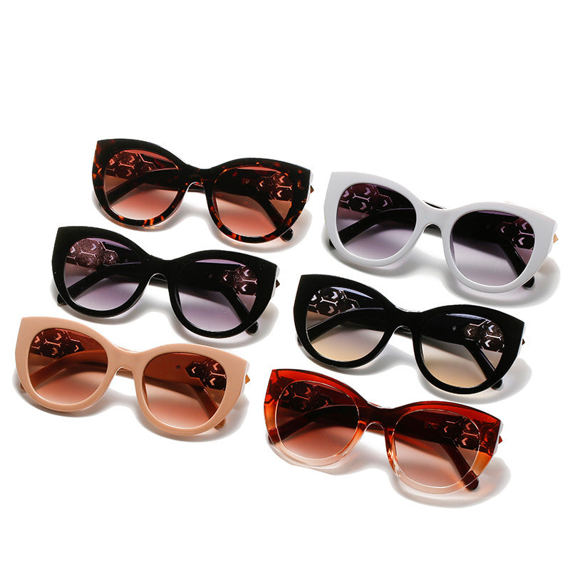 Modische Cat-Eye-Sonnenbrille mit dekorativen Akzenten Karnz