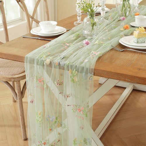 Bestickter Organza Tischläufer