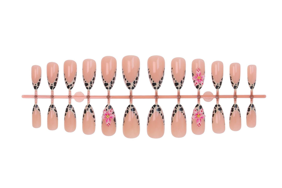 Kunstnagelset mit trendigen Blumenmotiven und eleganten Punkten Karnz