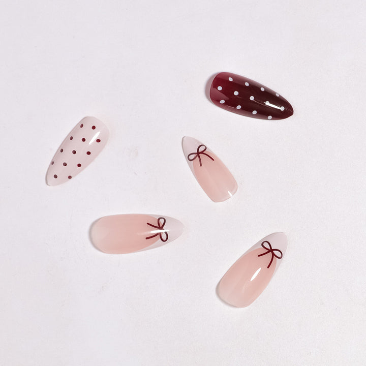 Künstlerisches Press-On-Nagelset mit Schleifen- und Punktdesign Karnz