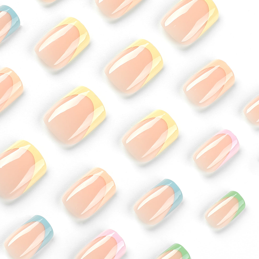 Kunstvolle Nagelverzierung mit zartem Gradient und eleganten Spitzen Karnz