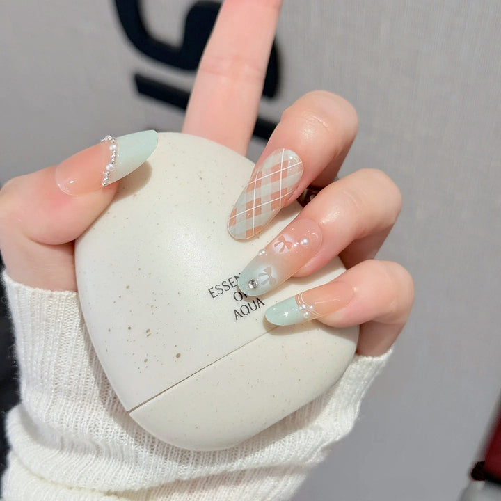 Dekoratives Press-On Nagelkunst Set Karnz