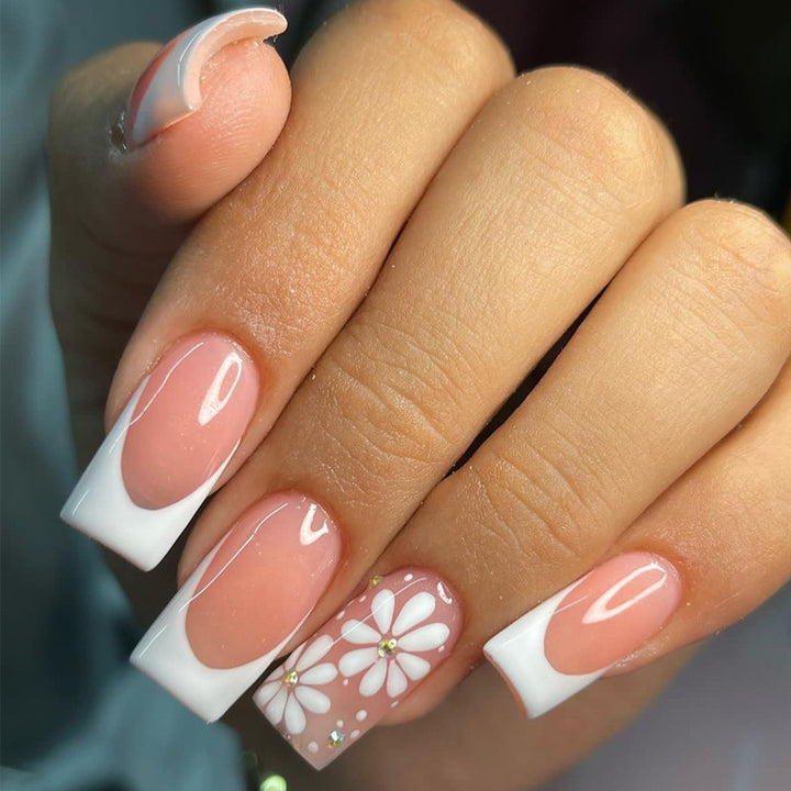 Elegante Stiletto Press-On Nagelkunst mit Strass-Akzenten Karnz