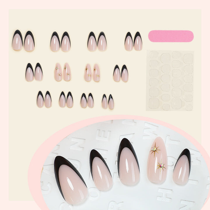 Kunstnagelset mit elegantem Schwarz-Weiß-Design und goldenen Sternenakzenten Karnz