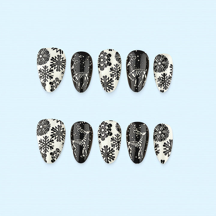 Kunstnägel im einzigartigen winterlichen Design mit Schnee- und Rentiermotiven Karnz