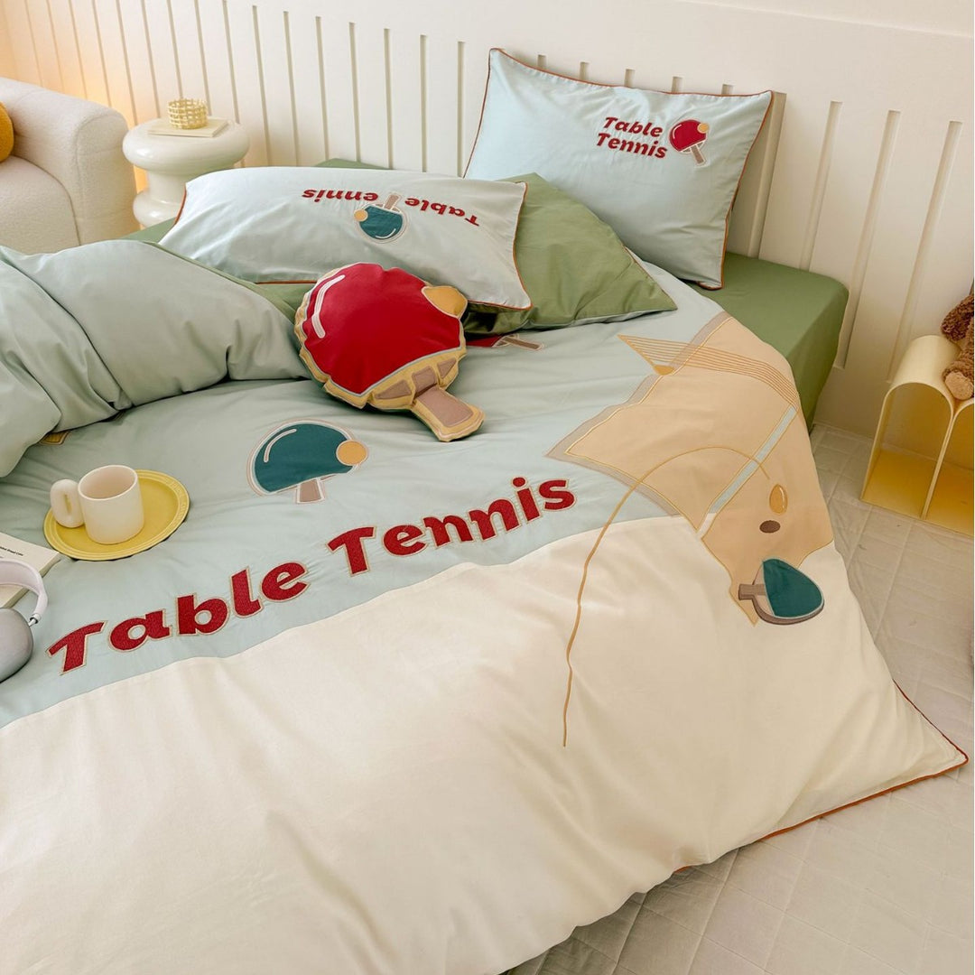 Kinder-Bettwäsche-Garnitur mit Fußball-Print, gestreifter Satin-Hülle und dekorativem Ballkissen Karnz