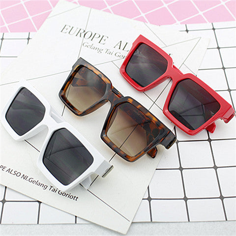 Damen Oversized-Sonnenbrille im modischen Eckdesign Karnz