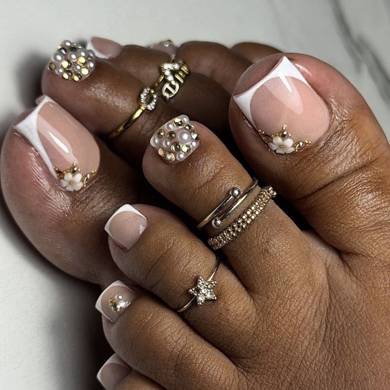 Glamouröse Fußnagelkunst mit luxuriösen Strass- und Blütenmotiven Karnz