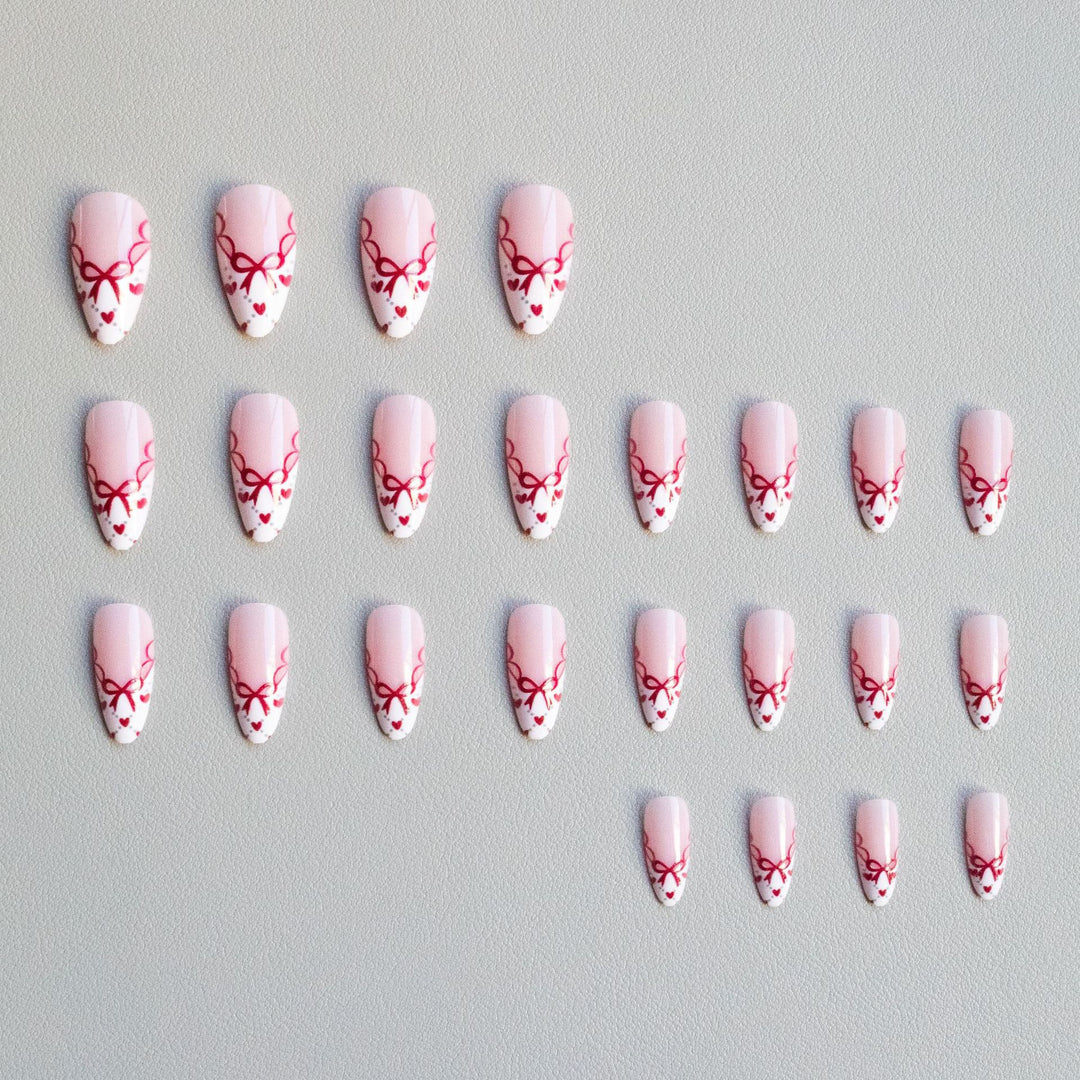Künstlerisches Herzmotiv Nagelkunst