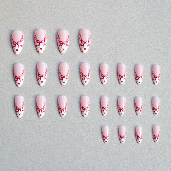 Künstlerisches Herzmotiv Nagelkunst
