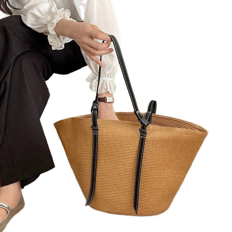 Damen Elegante Handtasche aus geflochtenem Naturmaterial mit luxuriösen Ledergriffen Karnz