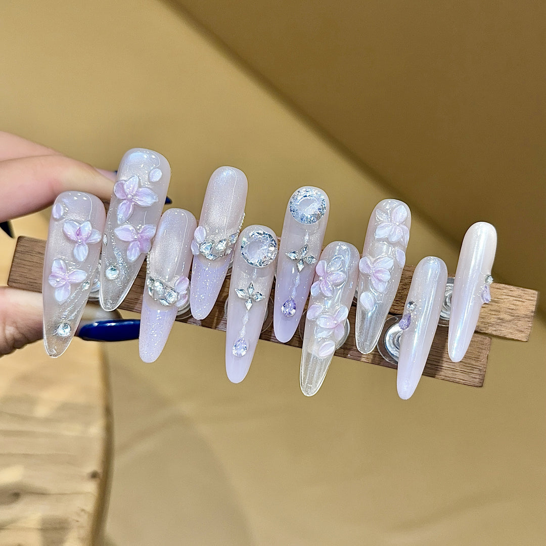 Kunstnägel mit Filigranem Blumendesign und Glitzerakzenten Karnz