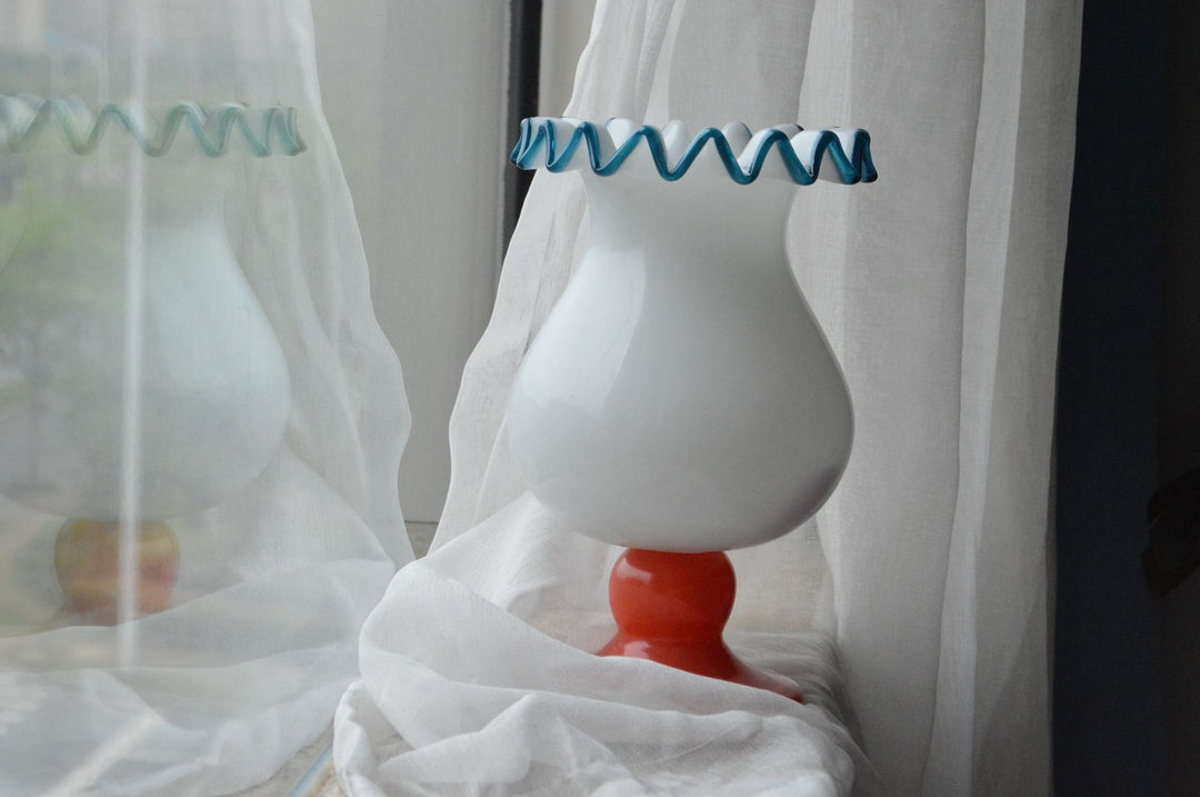Mouthblown gerippte Podest Kunstglas Trompetenvase Karnz