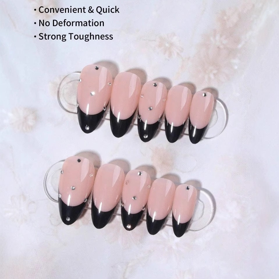 Kunstnagelspitzen mit elegantem französischem Design und Glamourösen Details Karnz
