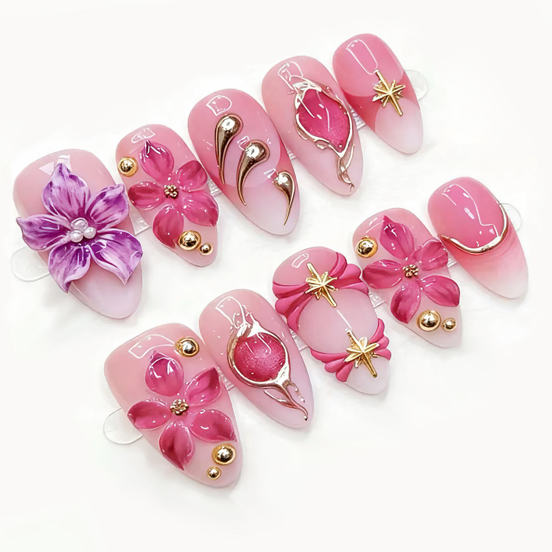 Kunstnägel mit floralen und glamourösen Details Karnz