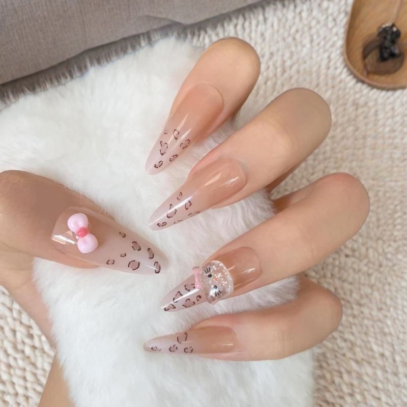 Kunstvolle Nageldesigns mit Katzenmotiv Karnz