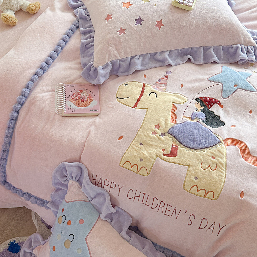 Kinderbettbezug-Set mit bestickten Rüschenschoner und Pom-Pom-Besatz