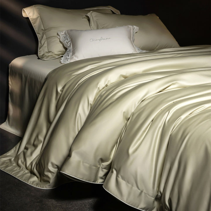 Luxuriöses Satin-Bettwäsche-Komplettset mit seidig-fließender Oberfläche und feiner Kederkante