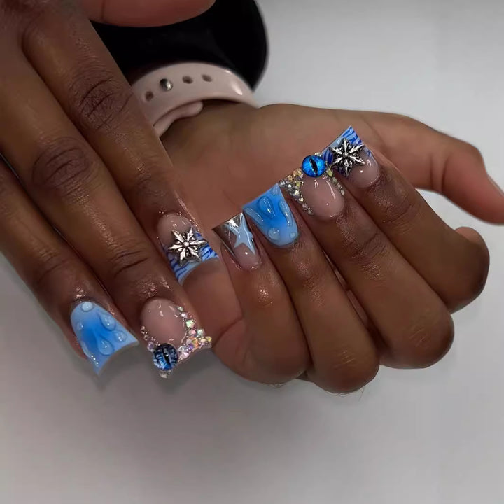 Künstlerische Acrylnagelverzierungen mit Edelsteinakzenten Karnz