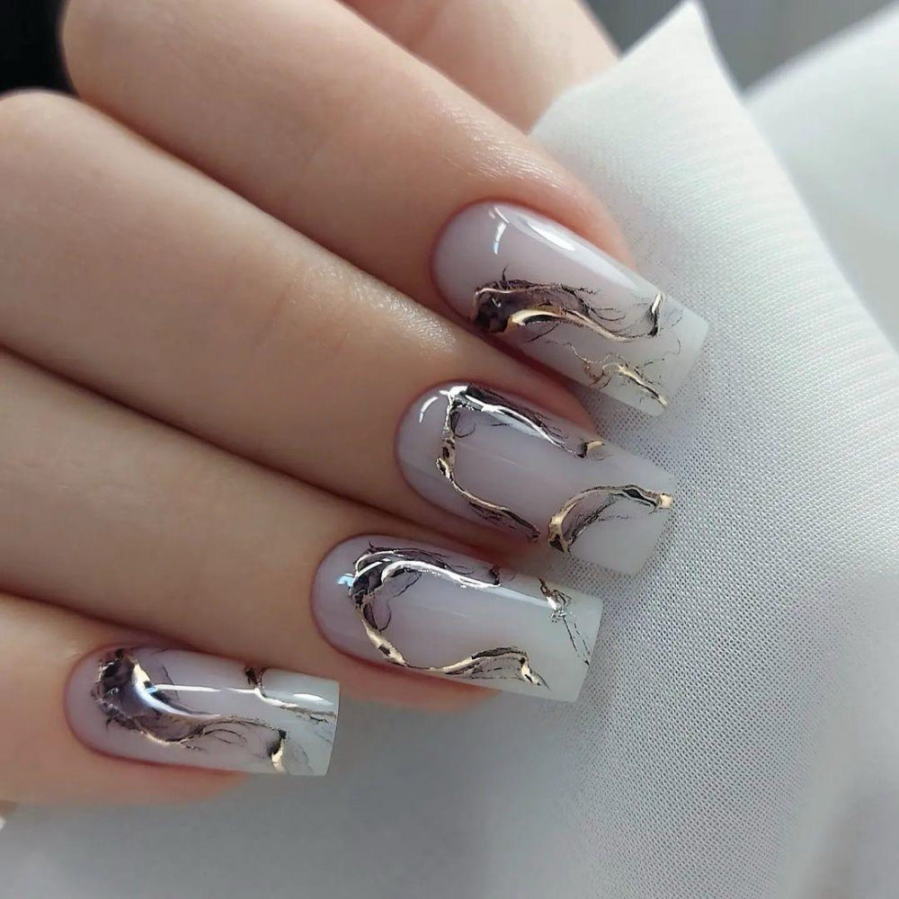 Kunstnägel im eleganten minimalistischen Stil Karnz