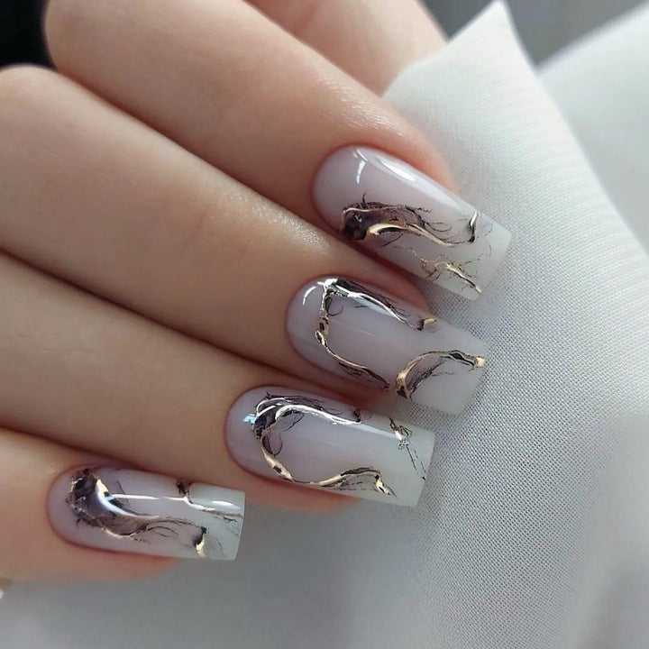 Kunstnägel im eleganten minimalistischen Stil Karnz