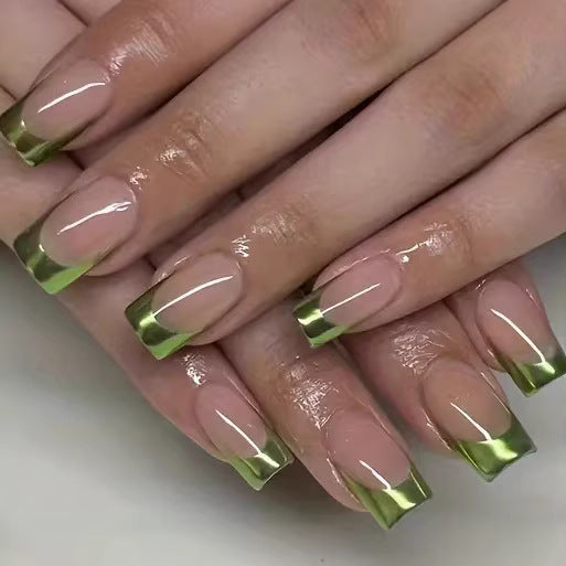 Acryl-Nagelvergrößerungen mit eleganten französischen Spitzen Karnz