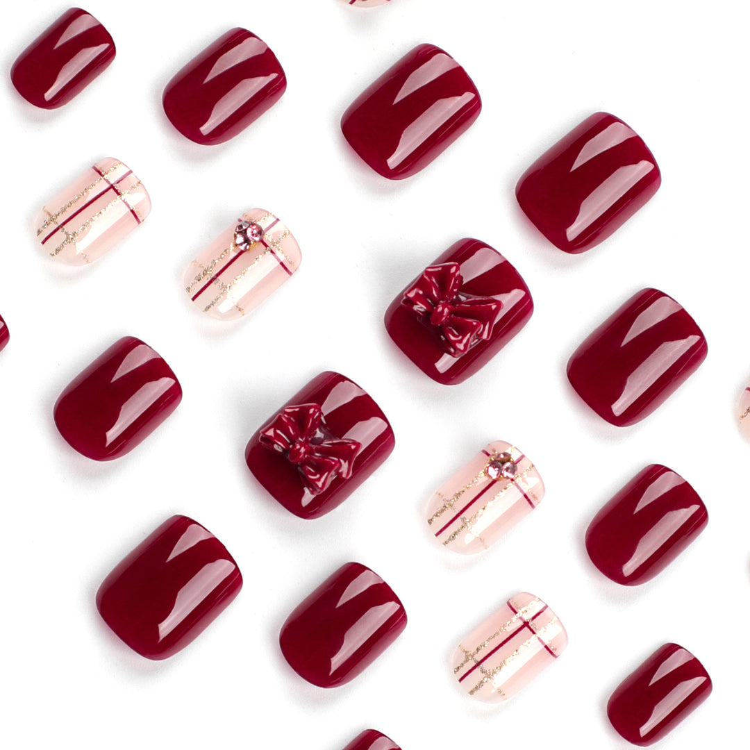 Kunstvolle Nagelverzierung mit eleganten Details Karnz