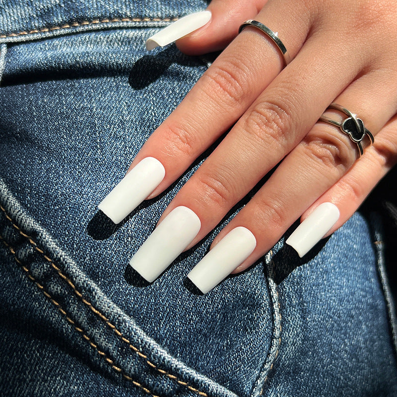 Künstliche Nagelverlängerungen im modernen Design Karnz