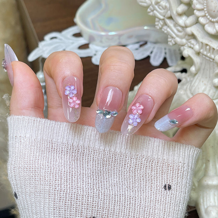 Künstlerisches Floral Press-On Nageldesign Karnz