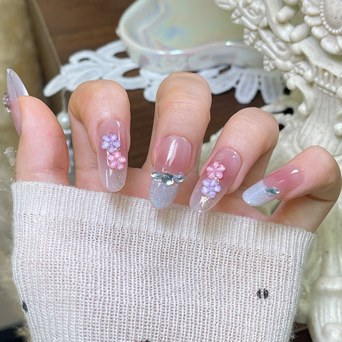 Künstlerisches Floral Press-On Nageldesign Karnz