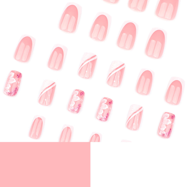 Kunstvolle Nagelkunst mit eleganten französischen Spitzen und floralen Akzenten Karnz
