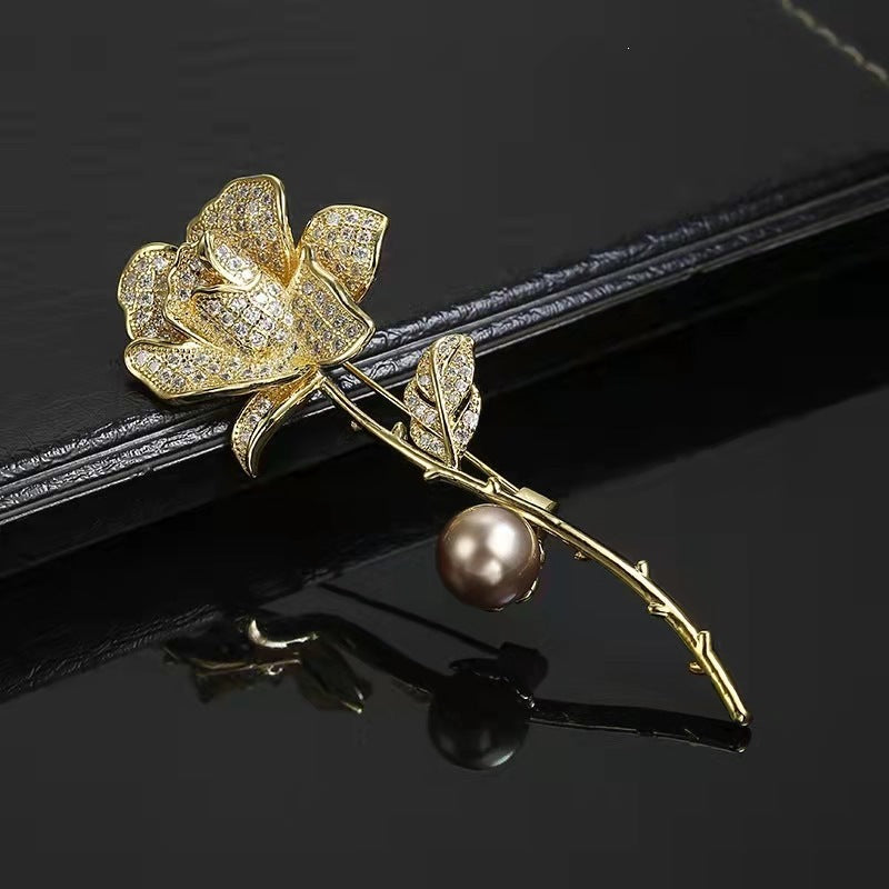 Elegante Brosche In Blumenform mit Strass und Perle Karnz